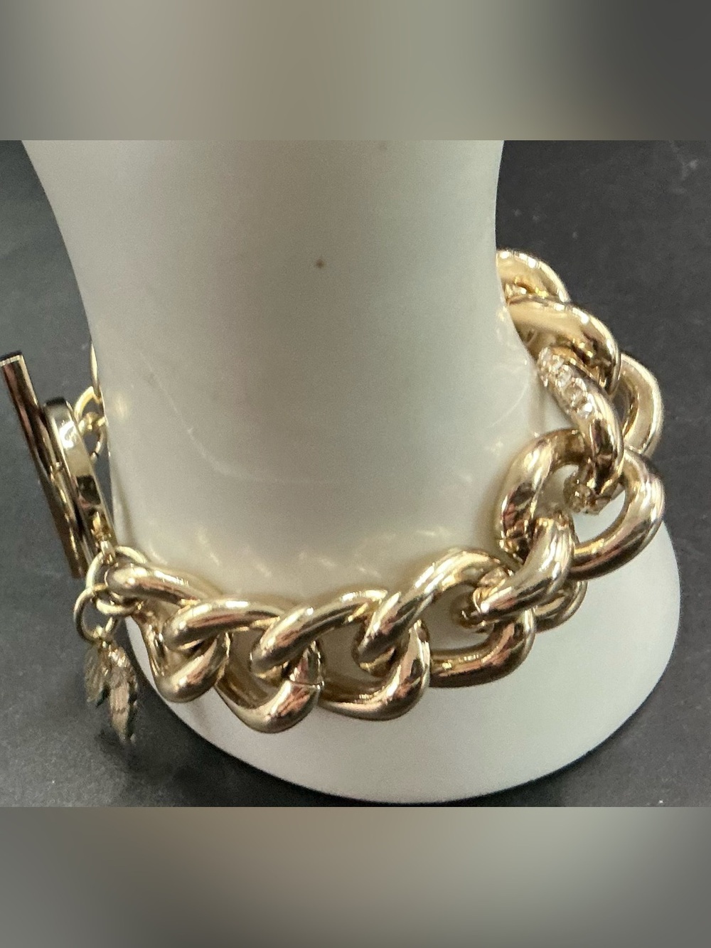 VICTORIA SECRET GOLD TONE TOGGLE CHAIN BRACELET TOGGLE ANGEL WING BRACELET - Picture 2 of 3